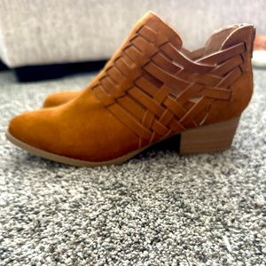 Women’s low heel brown boot
